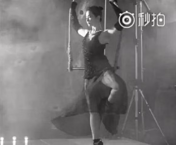 Thế nhưng mới đây, đoạn video Lưu Diệc Phi thực hiện bộ ảnh được công bố trên mạng, phần nào cho thấy thân hình của nàng "Vương Ngữ Yên" không hề hoàn mỹ như trên ảnh. Nhiều cư dân mạng đã chụp lại một số hình ảnh trong video như dẫn chứng để chê Lưu Diệc Phi ngày càng "phát tướng".