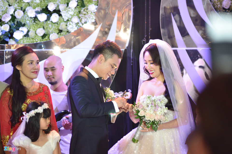 Khoảnh khắc ngọt ngào trong tiệc cưới khi cô dâu, chú rể trao nhẫn và hứa sẽ chăm sóc, đi cùng nhau đến suốt cuộc đời.