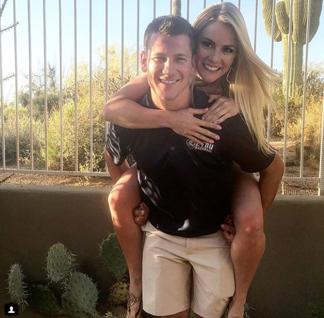 Tân Hoa hậu Mỹ thể hiện sự hạnh phúc khi ở bên bạn trai.