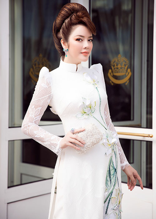 Hàng ngàn viên đá pha lê được sử dụng để bao viền và đính kết tạo nên những giọt sương mai trên cánh sen long lanh.