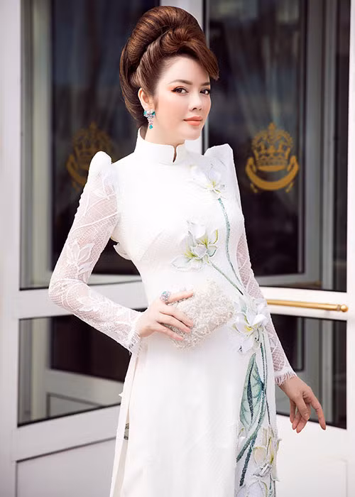 Hàng ngàn viên đá pha lê được sử dụng để bao viền và đính kết tạo nên những giọt sương mai trên cánh sen long lanh.