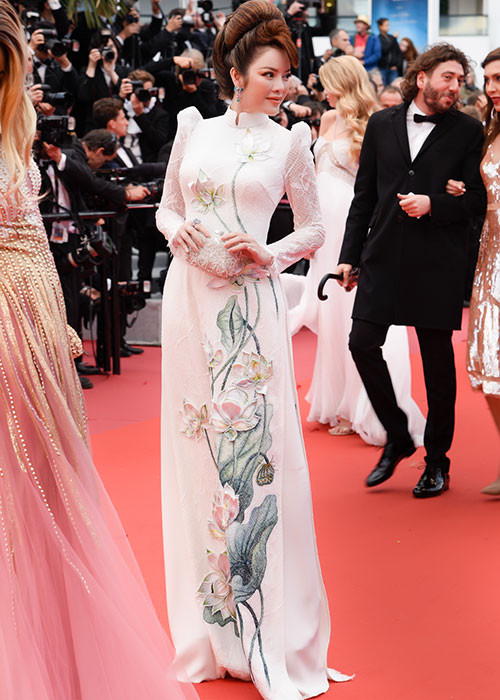 Những lớp ren thêu được thêu tay tỉ mỉ cho thấy sự đầu tư trong ý tưởng và thực hiện. Từng cánh sen phải được thao tác bằng cách thêu 3D rời trước khi gắn kết rất công phu vào tà áo.