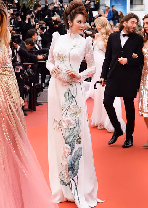 Những lớp ren thêu được thêu tay tỉ mỉ cho thấy sự đầu tư trong ý tưởng và thực hiện. Từng cánh sen phải được thao tác bằng cách thêu 3D rời trước khi gắn kết rất công phu vào tà áo.