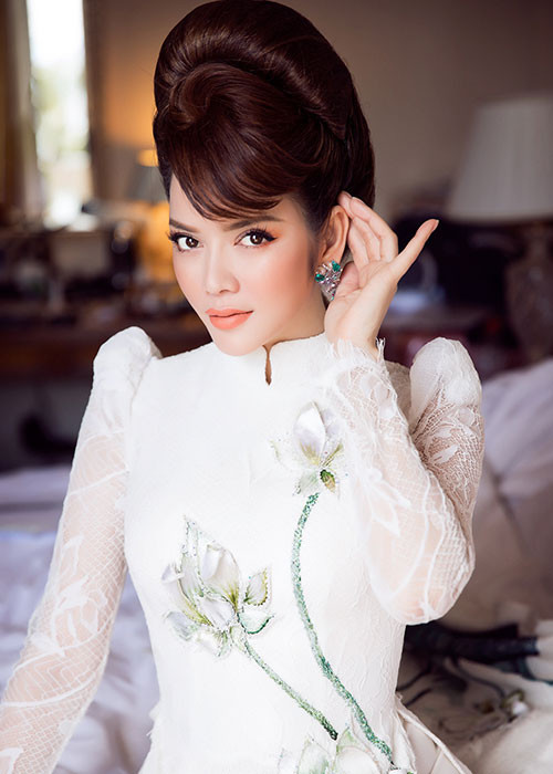Cùng với trang phục ấn tượng, chuyên gia trang điểm kiêm stylist Minh Lộc đã giúp tôn thêm vẻ đẹp đài các cho Lý Nhã Kỳ.
