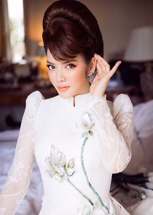Cùng với trang phục ấn tượng, chuyên gia trang điểm kiêm stylist Minh Lộc đã giúp tôn thêm vẻ đẹp đài các cho Lý Nhã Kỳ.