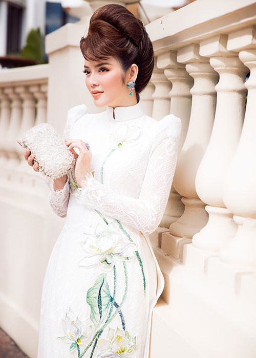 Được biết, chiếc áo dài của Lý Nhã Kỳ tại Cannes 2018 do NTK Đinh Văn Thơ thiết kế.