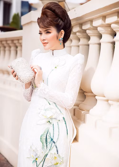 Được biết, chiếc áo dài của Lý Nhã Kỳ tại Cannes 2018 do NTK Đinh Văn Thơ thiết kế.