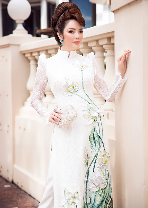 Điểm nhấn không thể thiếu đến từ những món trang sức đắt tiền. Chỉ cần điểm xuyết đôi hoa tai sắc xanh và chiếc nhẫn ton sur ton với cánh sen trên tà áo, Lý Nhã Kỳ đã ghi điểm thêm cho mình.