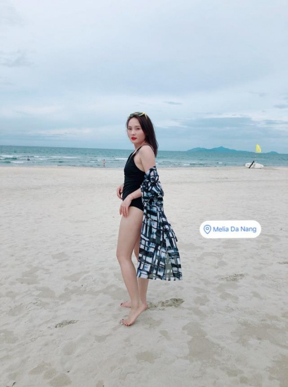 Bảo Thanh khoe ảnh mặc đồ bơi trên bãi biển Đà Nẵng. Bức ảnh do con trai của nữ diễn viên chụp.
