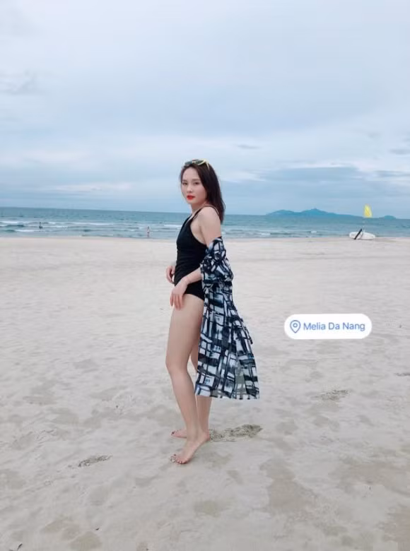 Bảo Thanh khoe ảnh mặc đồ bơi trên bãi biển Đà Nẵng. Bức ảnh do con trai của nữ diễn viên chụp.
