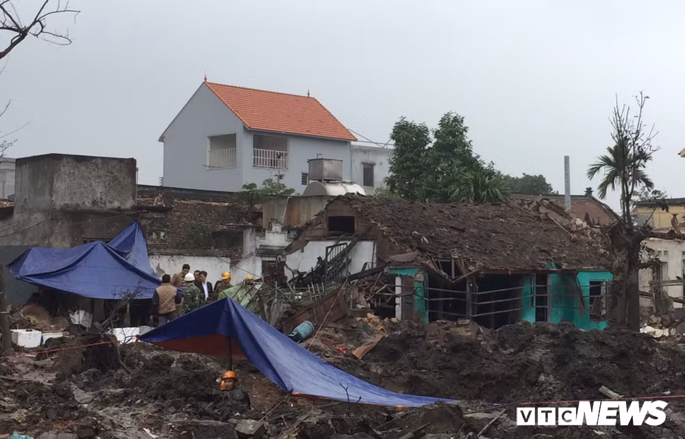 Vụ nổ ở bãi phế liệu tại thôn Quan Độ (xã Văn Môn, huyện Yên Phong, Bắc Ninh) khiến 9 người thương vong, làm nhiều ngôi nhà bị hư hỏng và sập khiến dư luận đặc biệt quan tâm. Hai ngày sau khi xảy ra vụ nổ ở Bắc Ninh, PV VTC News đã có mặt tại hiện trường và ghi lại hình ảnh về cuộc sống của người dân nơi đây.