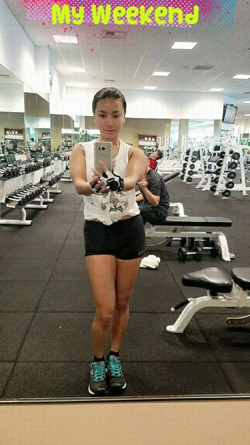 Y Phụng có cuộc sống sung túc bên chồng và con gái ở Mỹ.