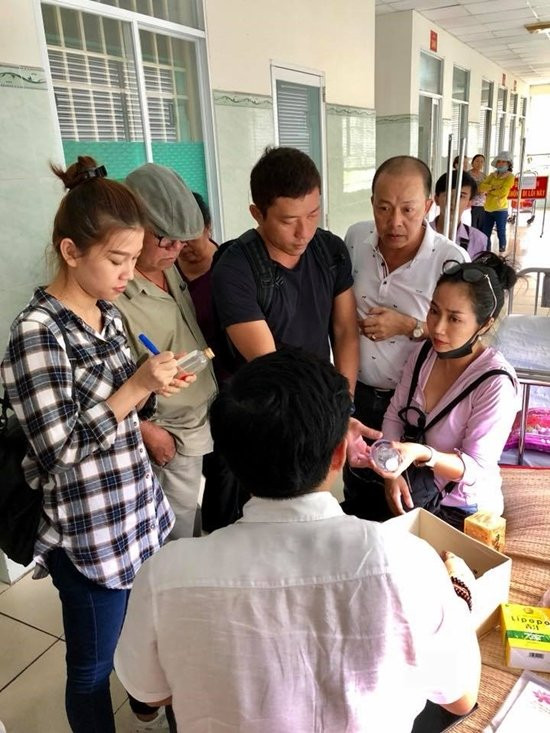 Nghệ sĩ Đức Hải và diễn viên Ốc Thanh Vân còn mang theo một số loại thuốc cho Mai Phương. Trong cuộc trao đổi với VietNamNet sáng 20/8, bác sĩ Phạm Thành Luân - người trực tiếp điều trị cho Mai Phương chia sẻ, hiện nữ diễn viên đang điều trị song song hai liệu trình để bảo vệ xương bên cạnh việc ngăn tế bào ung thư di căn. Bên cạnh đó, bệnh viện áp dụng thuốc “nhắm trúng đích” cho quá trình điều trị. Đây là loại thuốc trong điều trị ung thư được các bác sĩ chuyên khoa đánh giá cao và xem nó như phương pháp cuối cùng để điều trị bệnh ung thư giai đoạn muộn.