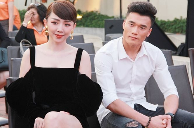 Bùi Tiến Dũng ngồi bẽn lẽn bên nữ ca sĩ Tóc Tiên.