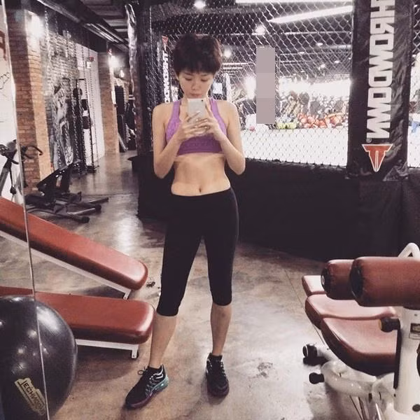 Tóc Tiên cực giản dị khi khoe ảnh eo con kiến tại phòng gym.