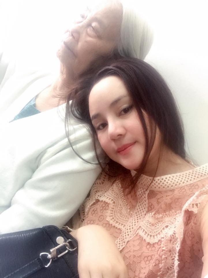 Vy Oanh cho biết, mỗi khi nhắc đến mẹ cô lại không giấu được xúc động.