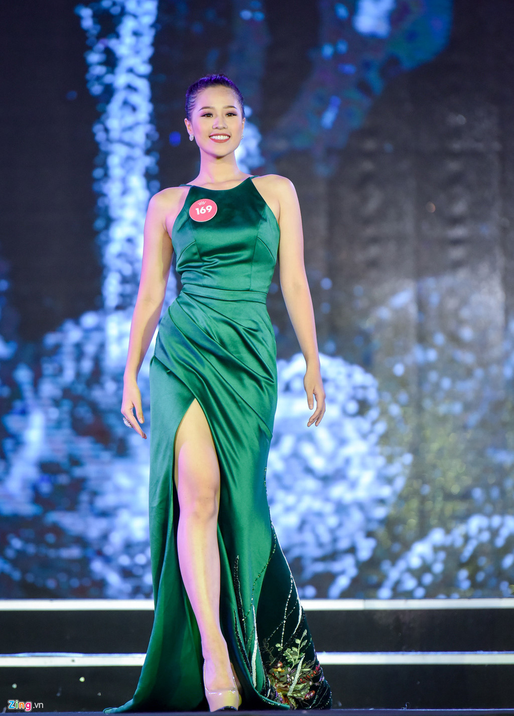 Là một trong 6 thí sinh trẻ nhất vòng chung khảo miền Bắc (sinh năm 2000), Nguyễn Hoàng Bảo Châu gây ấn tượng mạnh ở thần thái, vóc dáng khi trình diễn. Bộ đầm dạ hội cổ yếm, thiết kế xẻ cao, nhấn ở vòng eo được nhận xét rất phù hợp, giúp cô tỏa sáng.