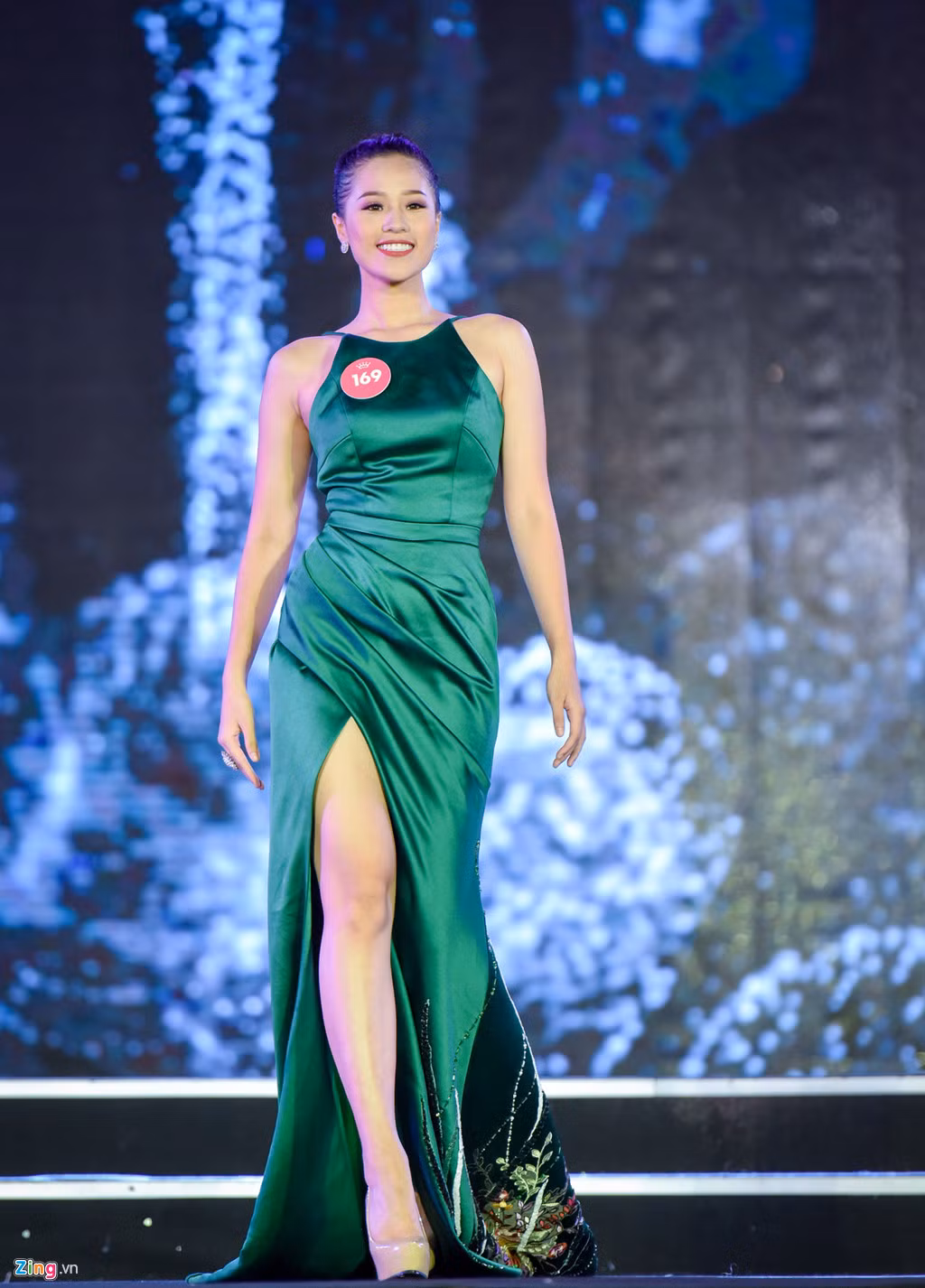 Là một trong 6 thí sinh trẻ nhất vòng chung khảo miền Bắc (sinh năm 2000), Nguyễn Hoàng Bảo Châu gây ấn tượng mạnh ở thần thái, vóc dáng khi trình diễn. Bộ đầm dạ hội cổ yếm, thiết kế xẻ cao, nhấn ở vòng eo được nhận xét rất phù hợp, giúp cô tỏa sáng.