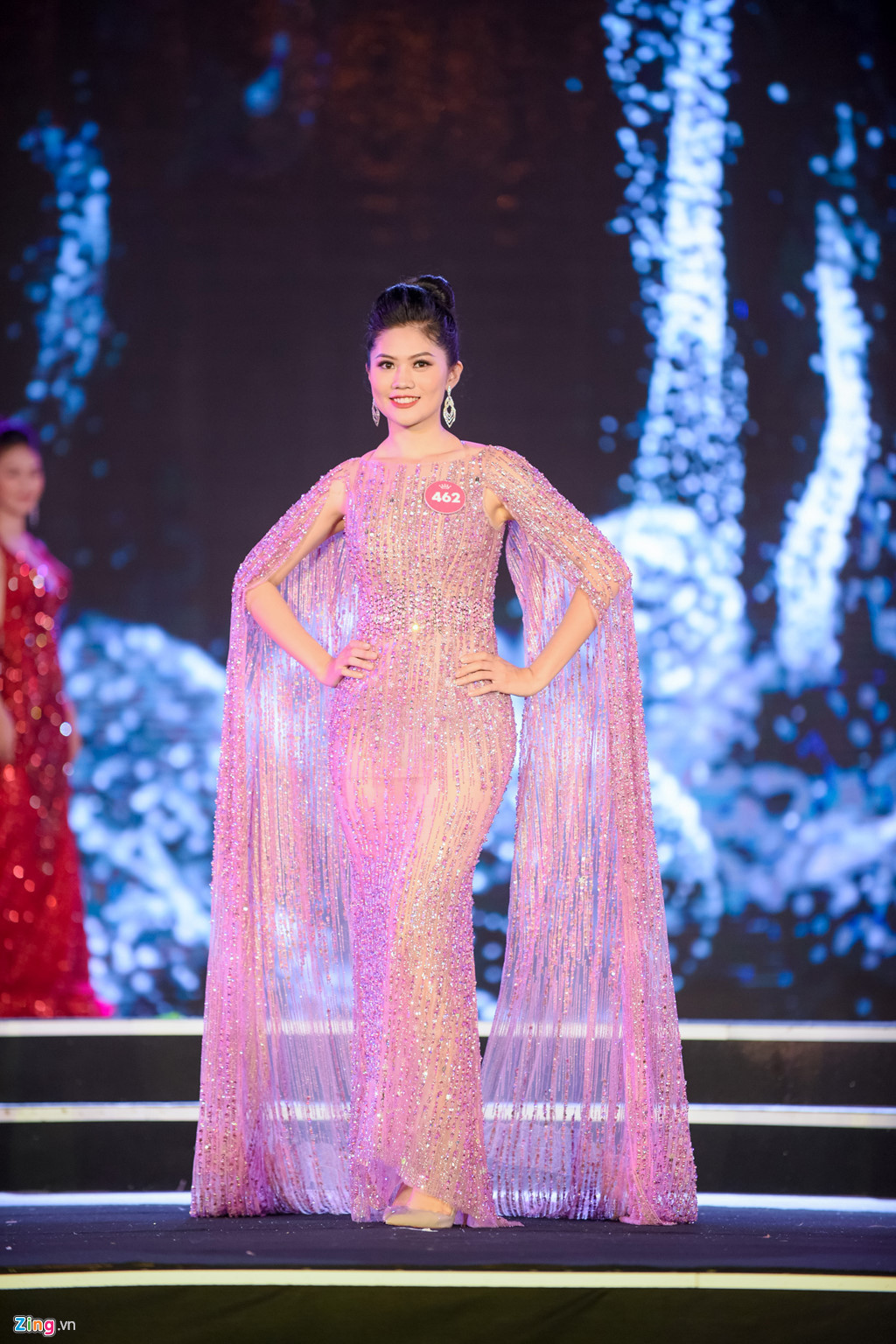 Nhan sắc đến từ Hải Phòng - miền đất của những hoa hậu - Vũ Hương Giang. Chiều cao của cô là 1,72 m, ba vòng lần lượt là 82-64-98.