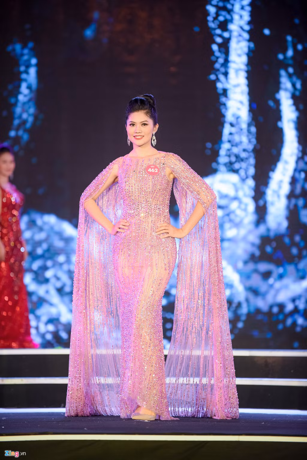 Nhan sắc đến từ Hải Phòng - miền đất của những hoa hậu - Vũ Hương Giang. Chiều cao của cô là 1,72 m, ba vòng lần lượt là 82-64-98.