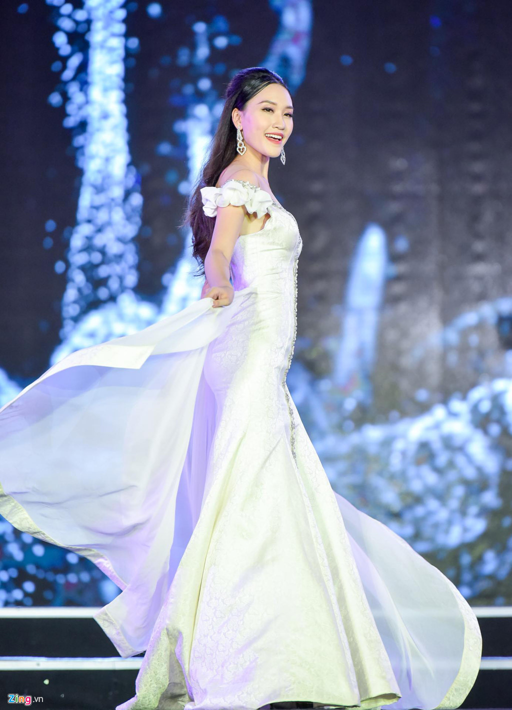 Thí sinh Nguyễn Phương Anh, sinh năm 1999, đến từ Quảng Ninh, trình diễn đầm dạ hội tự tin, cuốn hút. Cô cao 1,74 m, số đo 81-62-91.