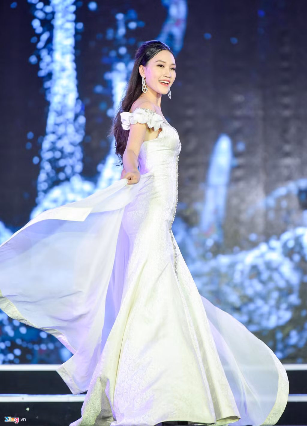 Thí sinh Nguyễn Phương Anh, sinh năm 1999, đến từ Quảng Ninh, trình diễn đầm dạ hội tự tin, cuốn hút. Cô cao 1,74 m, số đo 81-62-91.