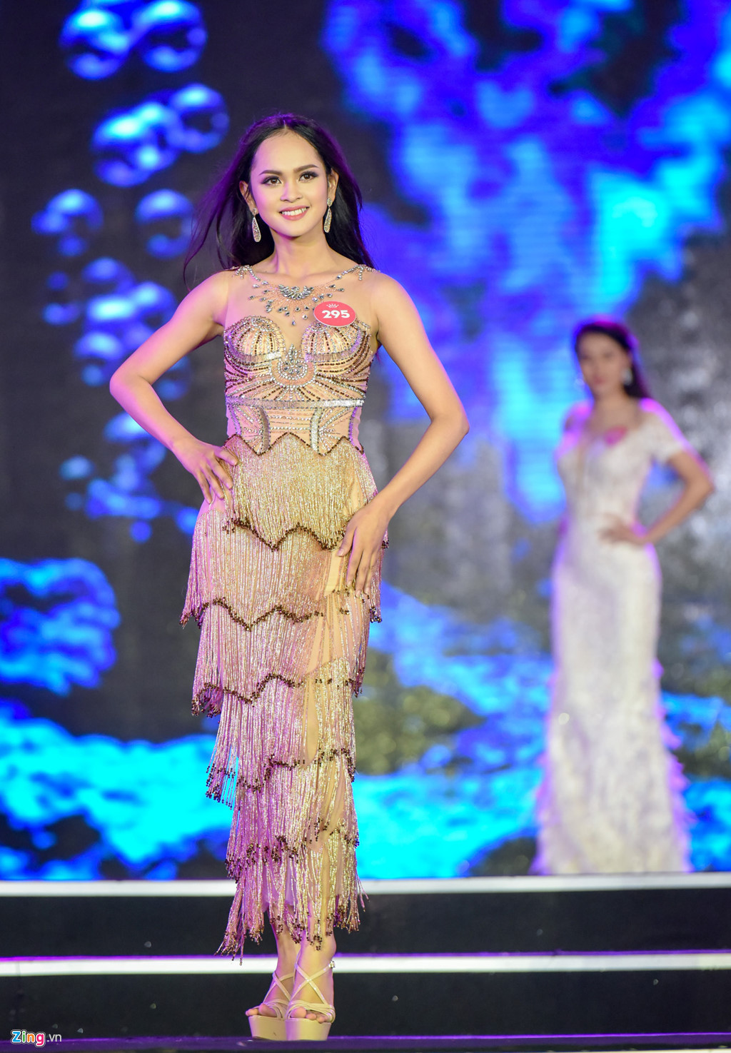 Cô gái đến từ Bến Tre Đặng Thị Trúc Mai cao 1,69 m, song phom dáng khá nhỏ bé. Bộ đầm tua rua có chiều dài chạm mắt cá chân vừa không đủ thướt tha, lại cũng không giúp cô "ăn gian" chiều cao.