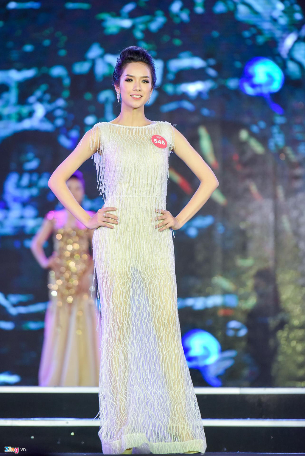 Không chỉ có gương mặt sáng sân khấu, Trần Ngọc Lâm (sinh năm 1996, Yên Bái) còn ghi điểm với trang phục dạ hội gợi cảm, tôn dáng. Cô cũng tự tin với từng sải bước catwalk của mình.