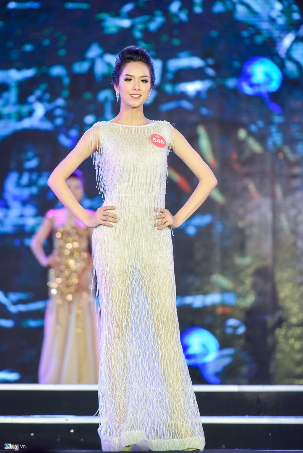 Không chỉ có gương mặt sáng sân khấu, Trần Ngọc Lâm (sinh năm 1996, Yên Bái) còn ghi điểm với trang phục dạ hội gợi cảm, tôn dáng. Cô cũng tự tin với từng sải bước catwalk của mình.