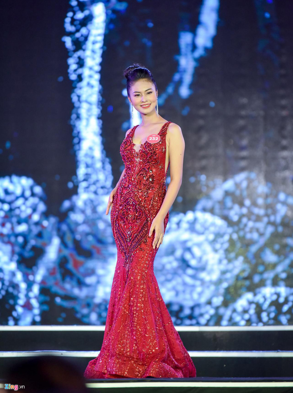 Thí sinh Hoàng Thị Bích Ngọc, sinh năm 1999, đến từ Phú Thọ. Cô cao 1,73 m với số đo hình thể 87-63-91. Bộ đầm dạ hội màu đỏ, đính kết sequin cầu kỳ giúp Bích Ngọc nổi bật trên sân khấu chung khảo.