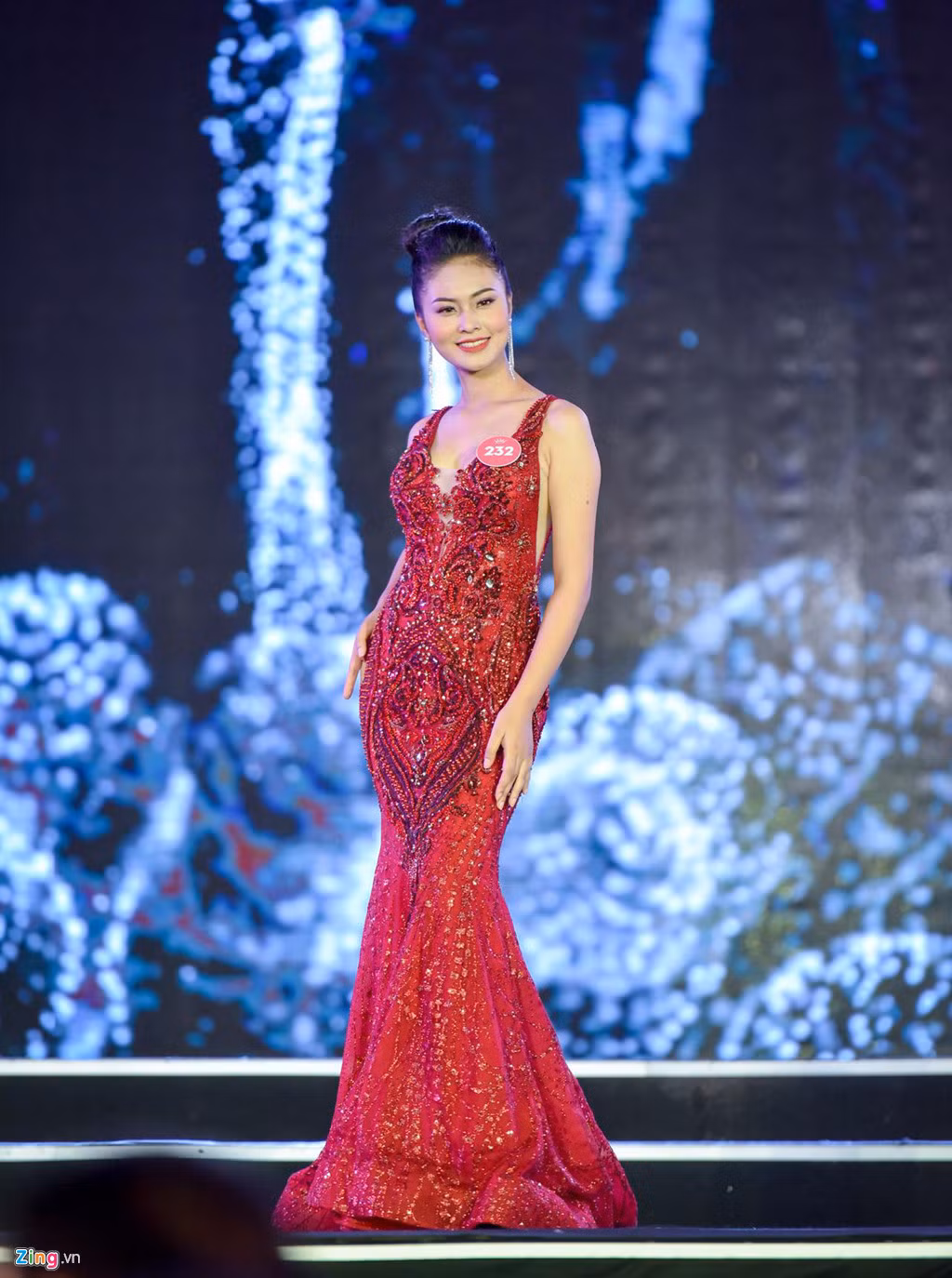 Thí sinh Hoàng Thị Bích Ngọc, sinh năm 1999, đến từ Phú Thọ. Cô cao 1,73 m với số đo hình thể 87-63-91. Bộ đầm dạ hội màu đỏ, đính kết sequin cầu kỳ giúp Bích Ngọc nổi bật trên sân khấu chung khảo.