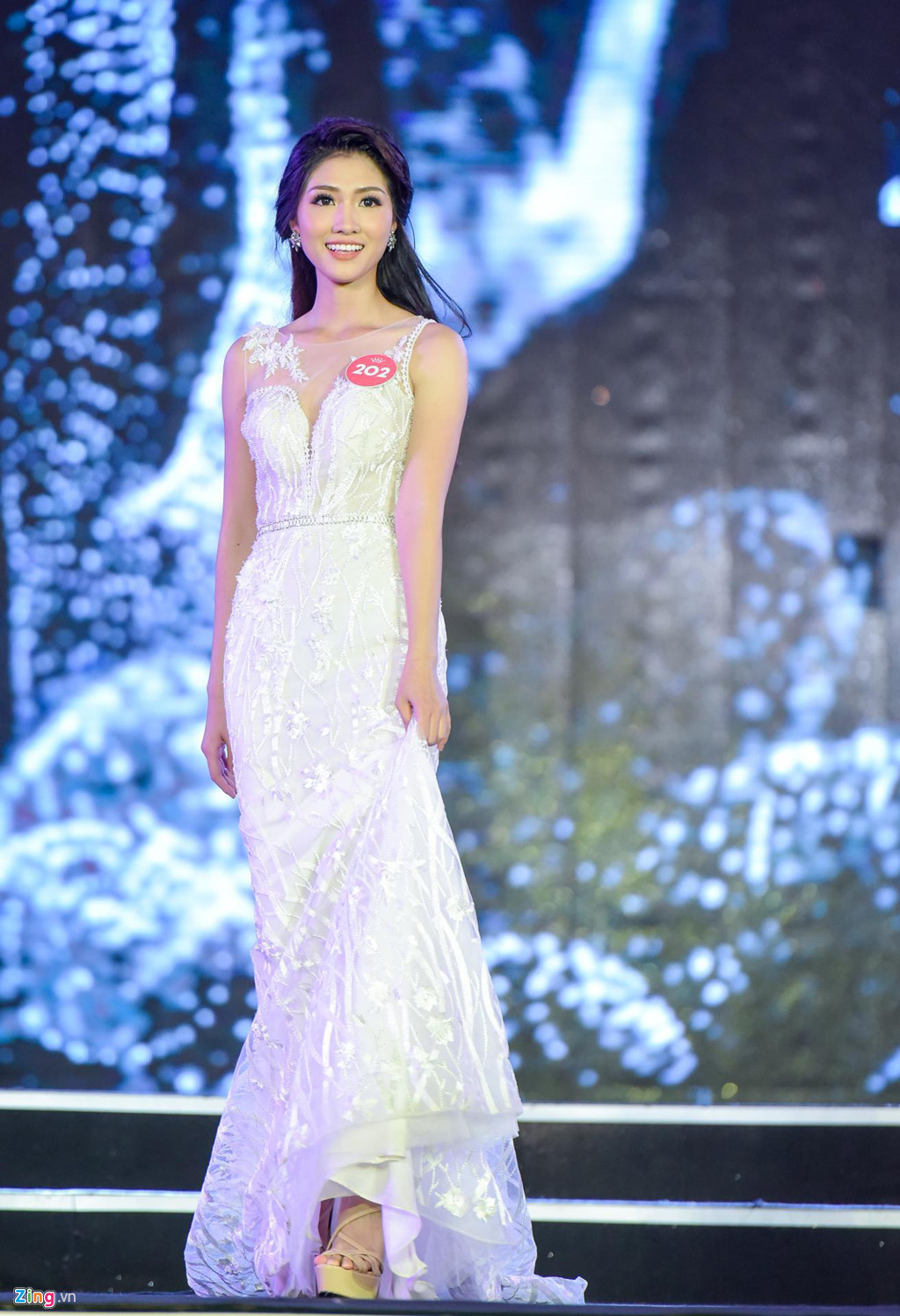 Thí sinh Phạm Thị Luyến, sinh năm 1995, quê hương Quảng Ninh, diện đầm trắng tinh khôi ở vòng thi dạ hội. Số đo của cô là 80-60-90.