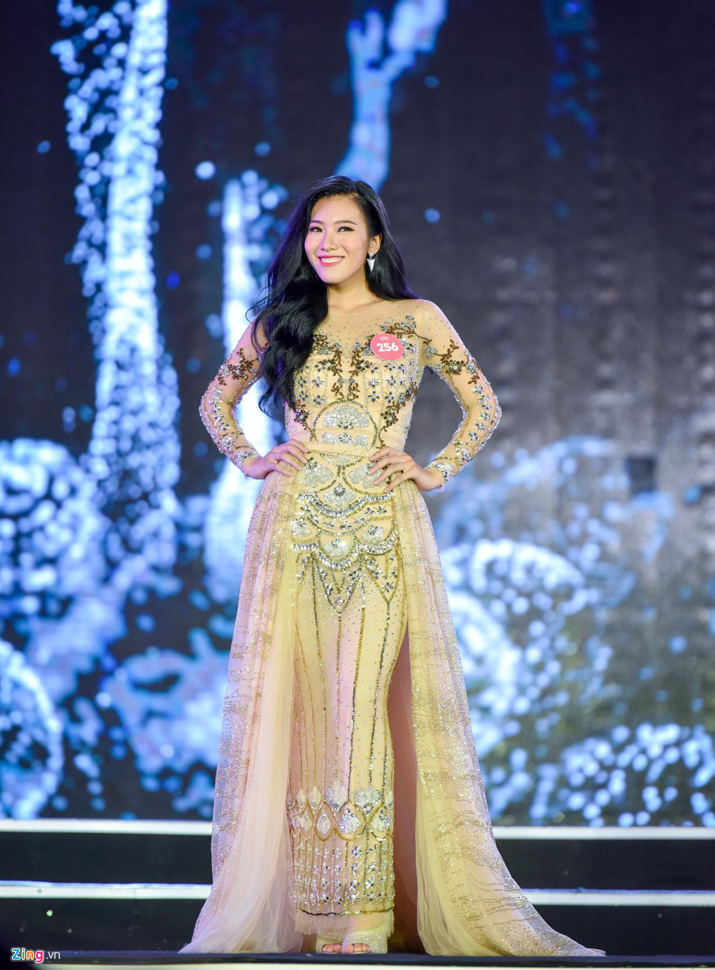 Nguyễn Hoài Phương Anh, sinh năm 1999, đến từ Hà Nội thuộc nhóm thí sinh vóc dáng nổi trội. Cô cao 1,75 m, số đo 87-66-98.