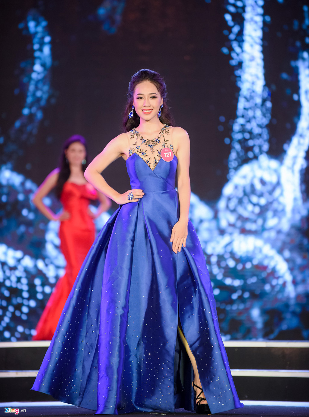 Không bất ngờ khi "cô gái tặng hoa cho Tổng thống Donald Trump" Phạm Ngọc Hà My có mặt trong top 25 chung khảo Hoa hậu Việt Nam 2018. Với chiều cao 1,73m, nữ sinh viên Học viện Ngoại giao tiết lộ cô từng nặng 83 kg. Hai tháng trước khi thi hoa hậu, cô giảm xuống còn 72 kg nhờ chế độ ăn hợp lý và tập gym.