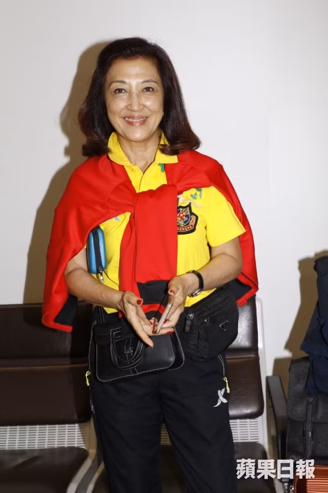 Mã Hải Luân, diễn viên quen thuộc của TVB trong các vai bà mẹ chua ngoa, cũng có mặt trong đoàn nghệ sĩ tới Nga. Ở tuổi 71, bà cho biết chưa bỏ một trận bóng nào tại World Cup năm nay.