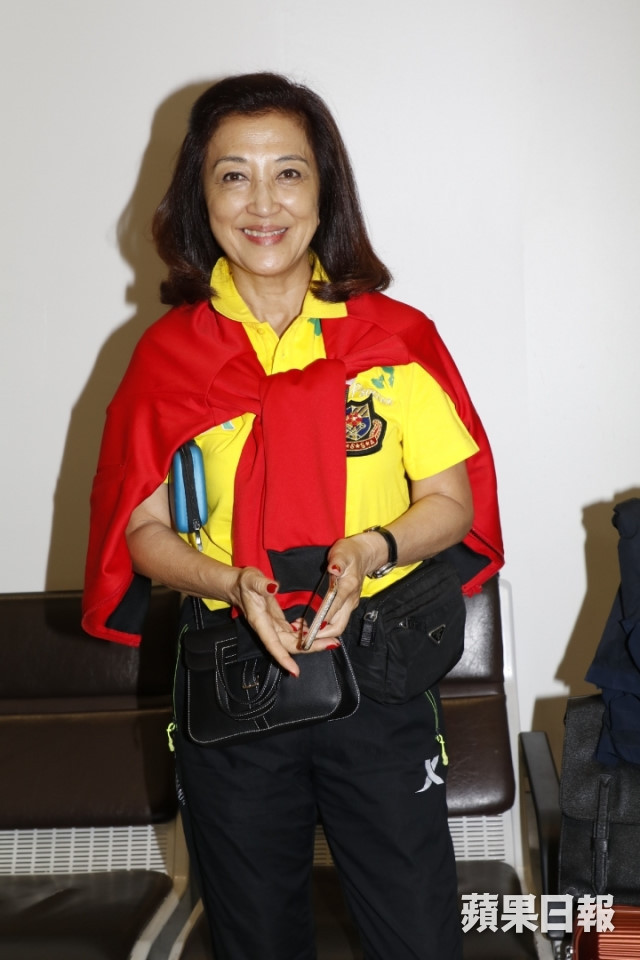 Mã Hải Luân, diễn viên quen thuộc của TVB trong các vai bà mẹ chua ngoa, cũng có mặt trong đoàn nghệ sĩ tới Nga. Ở tuổi 71, bà cho biết chưa bỏ một trận bóng nào tại World Cup năm nay.