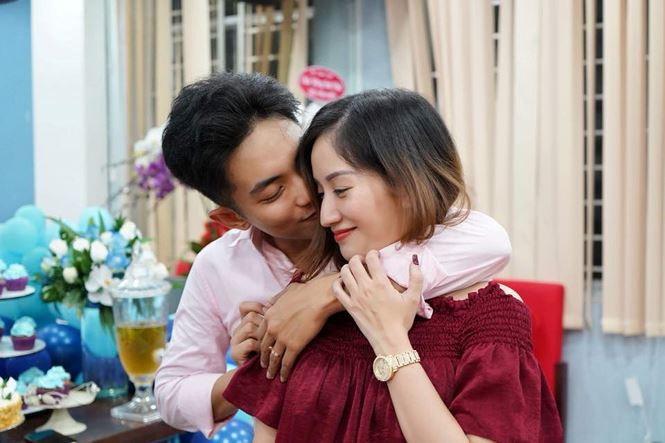 Phan Hiển đã rất bất ngờ trước bữa tiệc mọi người bí mật dành cho mình trong ngày bước sang tuổi mới.