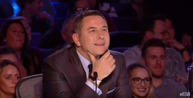 Giám khảo David Walliams hài lòng theo dõi phần trình diễn của anh em Cơ-Nghiệp.