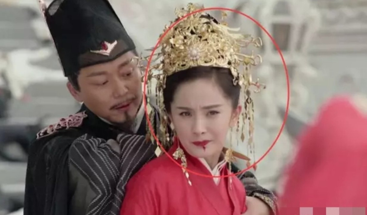 Là một trong những người đẹp cổ trang nổi tiếng của Trung Quốc, Dương Mịch phải chịu tạo hình xuề xòa trong phim này. Chiếc mũ cô đội trong cảnh này bị chê kém sang, như mũ đồ chơi.