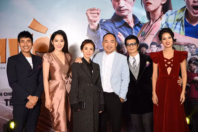 Tối 6/2, đoàn phim "798Mười" có buổi ra mắt báo giới và khán giả Hà Nội. Tham dự sự kiện có nhà sản xuất BeBe Phạm, đạo diễn Dustin Nguyễn, dàn diễn viên: Kiều Minh Tuấn, Thu Trang, Nam Em.