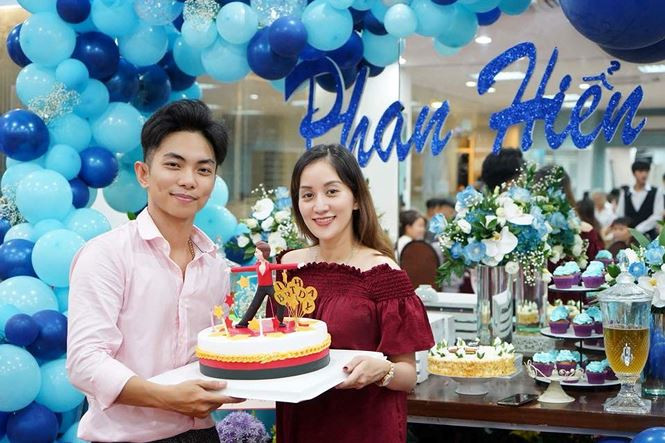 Khánh Thi mừng sinh nhật Phan Hiển.