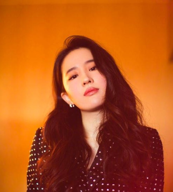 Mới đây, Lưu Diệc Phi đã thực hiện một bộ ảnh cho tạp chí thời trang Bazaar. Trong loạt ảnh này, Lưu Diệc Phi diện váy đen, hóa thân thành thiên nga đen nhảy múa.