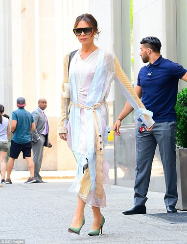 Người đẹp 44 tuổi khoe vẻ trẻ trung, quý phái với chiếc đầm mềm mại, được thiết kế cầu kỳ. Chiếc đầm có điểm nhấn đai thắt ngang eo này nằm trong bộ sưu tập thời trang mới nhất của bà mẹ 4 con.