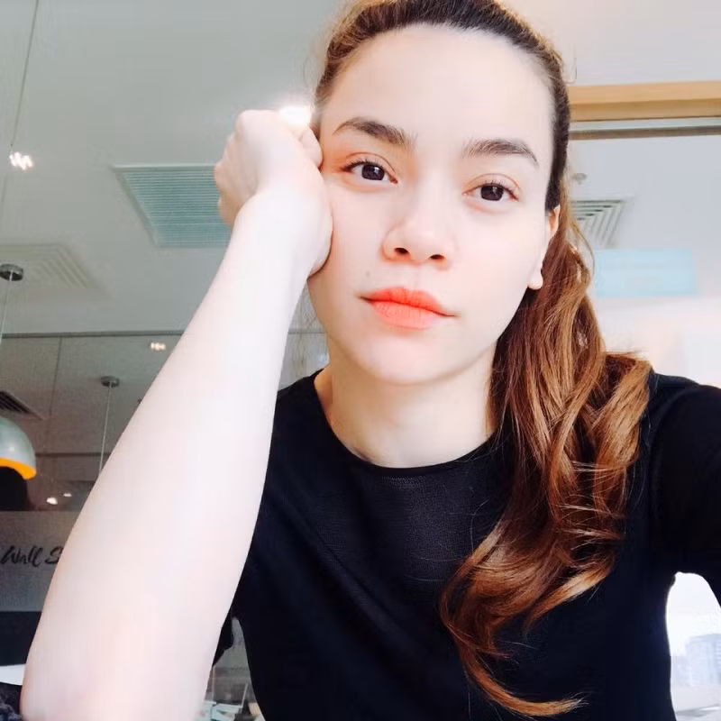 Làn da trắng sáng mịn màng đáng ghen tị của Hồ Ngọc Hà.