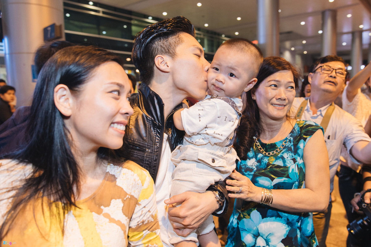 Quốc Nghiệp nổi tiếng chiều con trai. Anh ôm hôn con Hùng Tâm không rời. Cậu bé hơn một tuổi nhưng đã có tố chất làm xiếc giống ba.