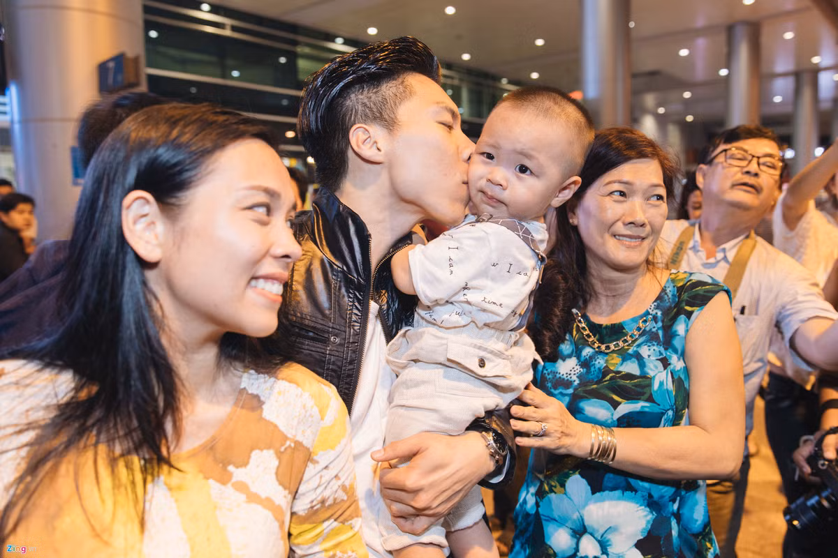 Quốc Nghiệp nổi tiếng chiều con trai. Anh ôm hôn con Hùng Tâm không rời. Cậu bé hơn một tuổi nhưng đã có tố chất làm xiếc giống ba.