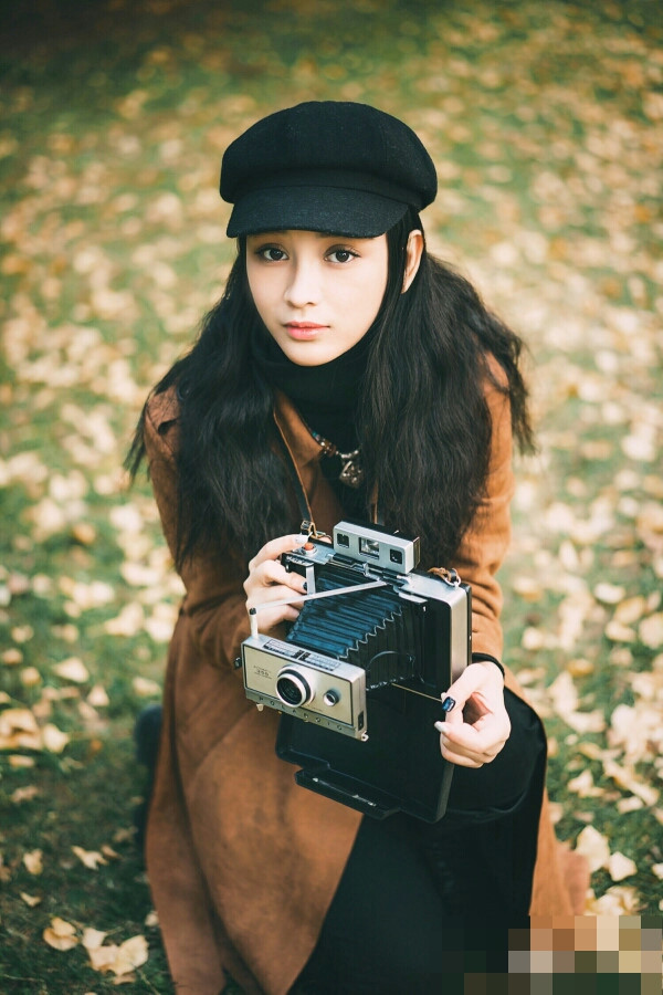 "Tôi mang vẻ đẹp hiện đại nhưng lại không thể được các đạo diễn nhắm vào vai nữ chính. Vì thế, tôi khó có cơ hội tỏa sáng. Nhiều lúc tôi tự cho rằng 23 tuổi không vội nghĩ đến công danh tiền đồ", Vương Nhất Phi chia sẻ.