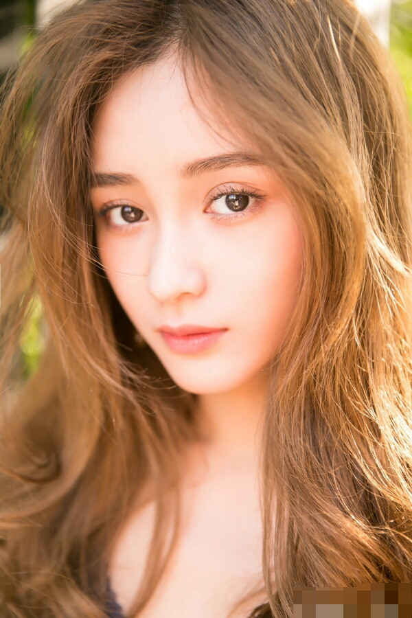 Vẻ đẹp thanh tú của kiều nữ sinh năm 1995. Vương Nhất Phi kể khi mới khởi nghiệp, nhiều người thân còn khuyên cô nên tham gia các cuộc thi tìm kiếm người mẫu để dễ bề thăng tiến. Nhưng cô lại nhất quyết theo đuổi con đường đóng phim đầy chông gai.