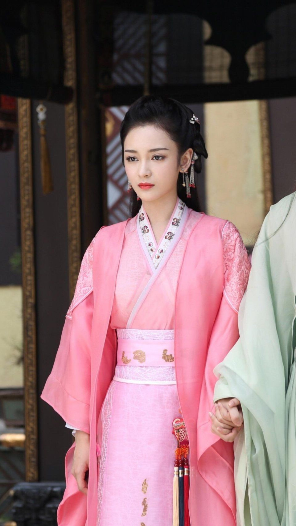 Trực thuộc công ty Gia Hành do Dương Mịch làm chủ, Vương Nhất Phi có sự nghiệp thua kém hẳn so với đồng nghiệp cùng công ty, Địch Lệ Nhiệt Ba. Tại Gia Hành, Vương Nhất Phi bị gán mác nghệ sĩ lăng xê mãi cũng không thể tỏa sáng. Đầu tháng 7, nhiều nguồn tin cho biết nữ diễn viên sắp rời công ty. Cùng lúc, cô ngầm chỉ trích Dương Mịch cùng Gia Hành không tạo điều kiện cho cô phát triển. Những bộ phim cô từng tham gia đều là vai phụ mờ nhạt. “Sự nghiệp của tôi giậm chân tại chỗ là vì công ty chẳng ra gì”, cô tuyên bố.