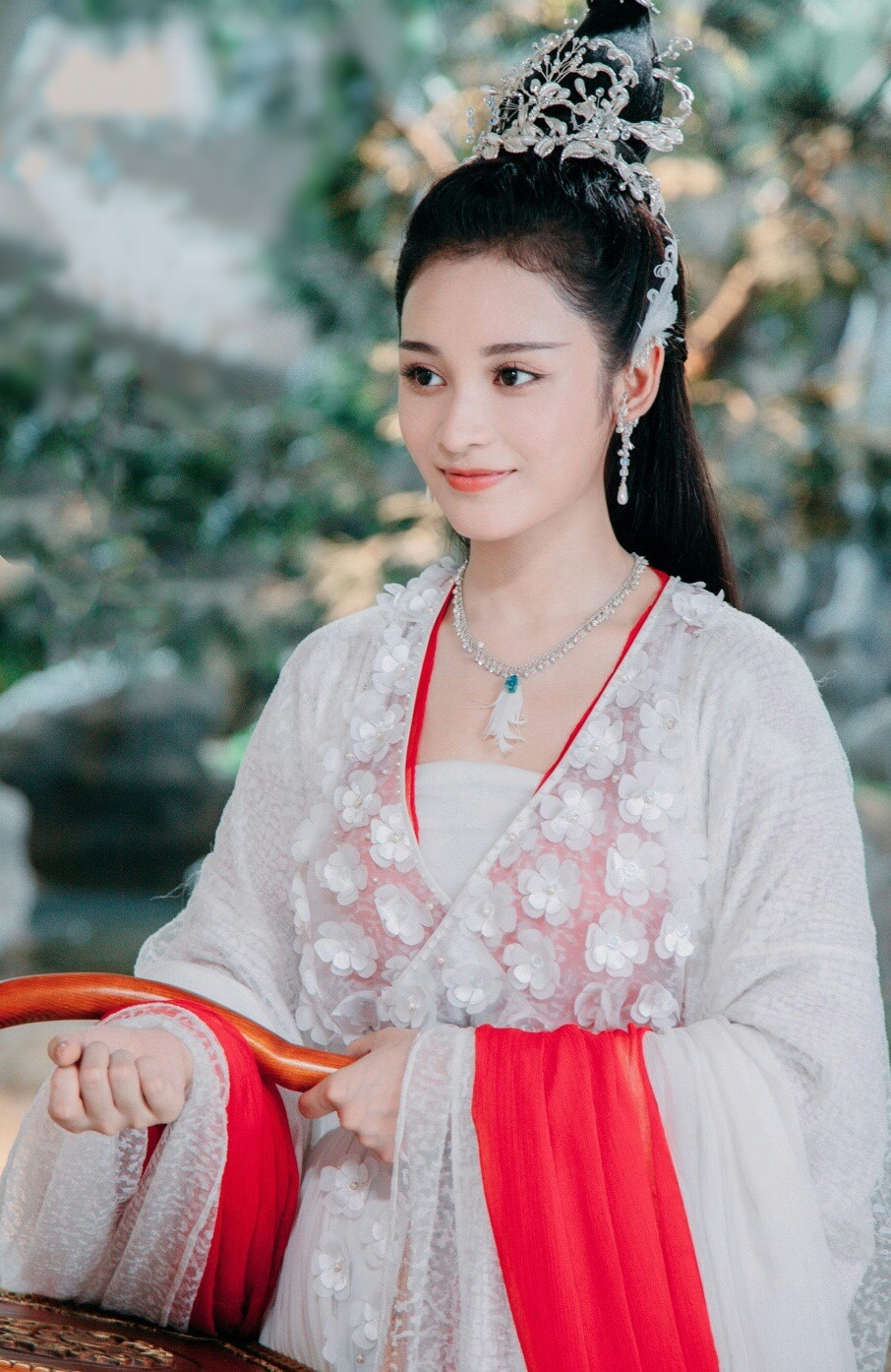 "Cô ấy cùng với Angelababy, Cổ Lực Na Trát xứng đáng được gọi là mỹ nhân phim cổ trang. Tiếc là xét về danh tiếng, Vương Nhất Phi kém xa các đàn chị", KKnews nhận xét.